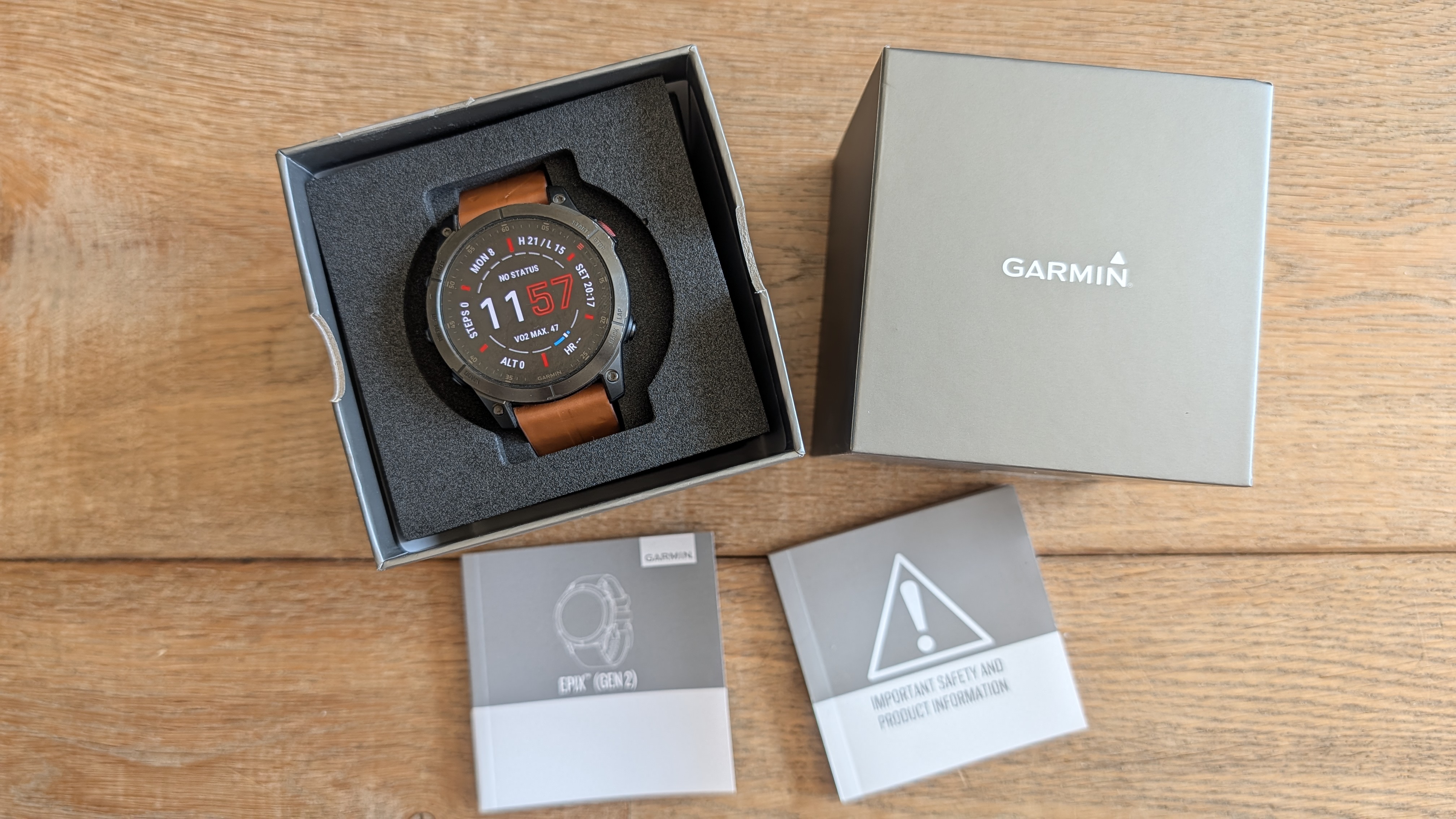 Horloge in een geopende geschenkdoos