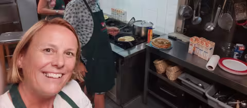 Drie keukenleiders bakken samen pannenkoeken voor het brugkamp