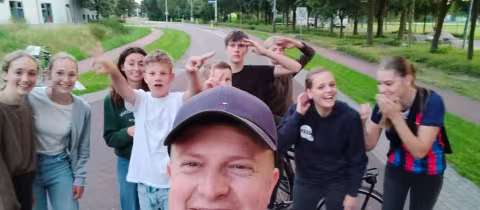 Tieners poseren vrolijk voor een groepsselfie tijdens tienerkamp2