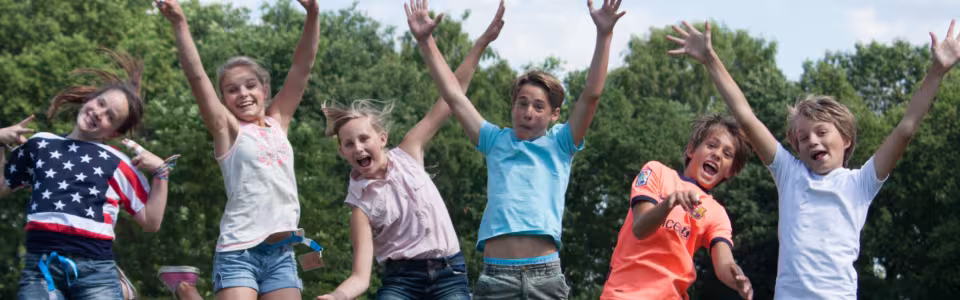 Deelnemers springen samen in de lucht