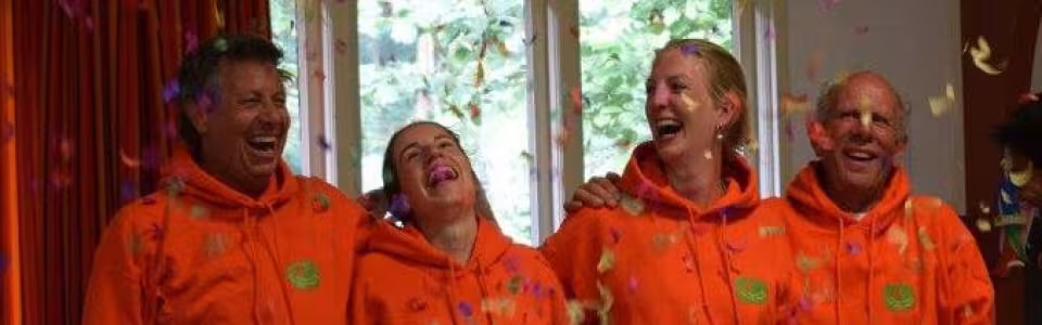 Kampleiding in oranje jassen in de zaal