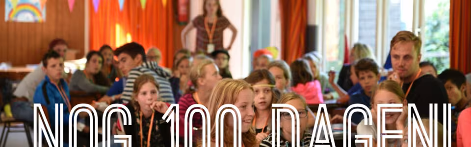 Deelnemers in een zaal met de tekst NOG 100 DAGEN eroverheen