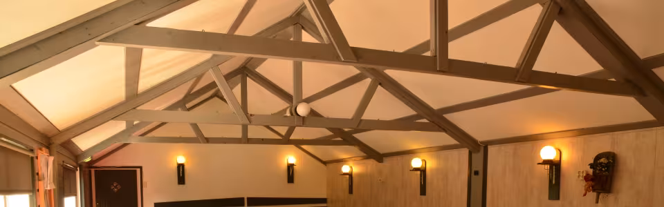 Zaal met houten balken en tafels