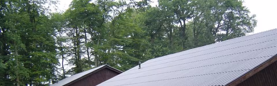Buitenkant van een langgerekt kampgebouw