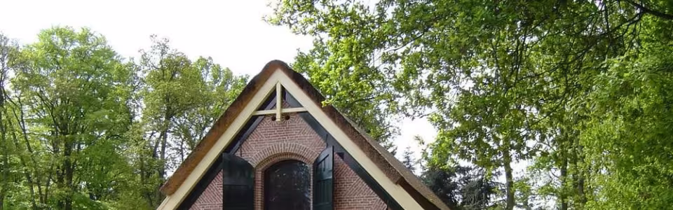 Kapel met een kruis op de gevel