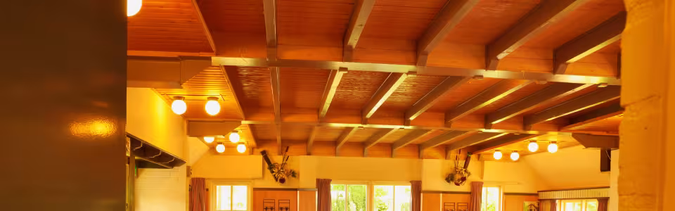 Zaal met warme verlichting en houten balken