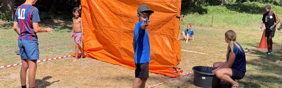 Deelnemer bij een oranje doek tijdens een spel