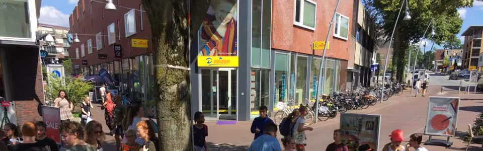 Deelnemers op een plein in Ede