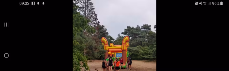 Foto van een springkussen op het kampterrein