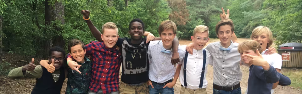 Groepje jongens juicht op het zandveld