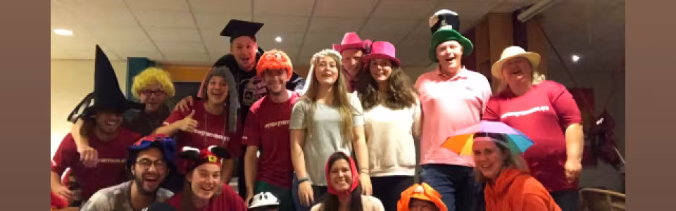 Groepsfoto van deelnemers in een telefoonscherm