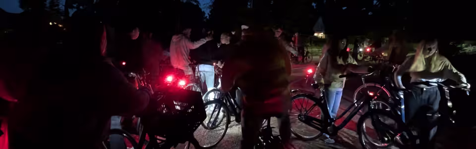 Fietsen met rode lampjes in het donker