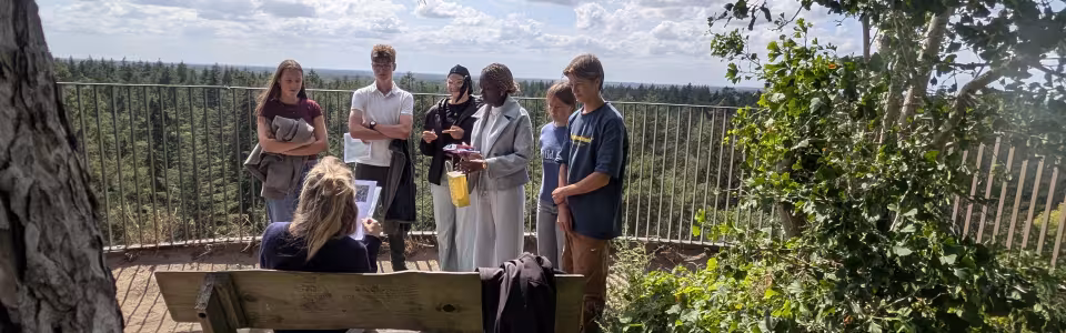 Deelnemers bij een uitkijkpunt tijdens de speurtocht