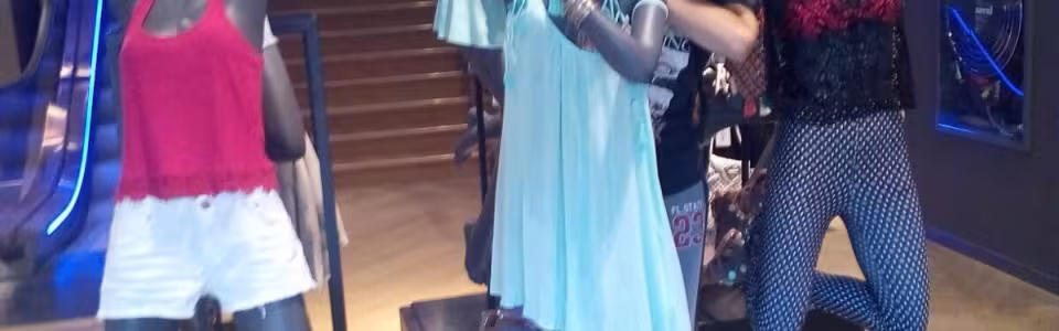 Deelnemer in een blauw verlichte ruimte tijdens het programma