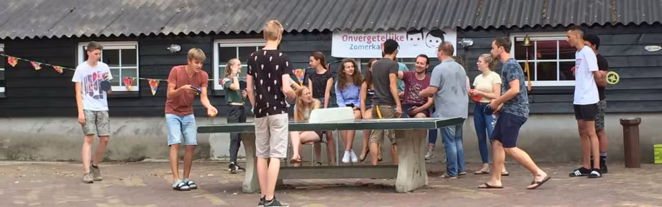 Deelnemers voor het kampgebouw op de tweede dag