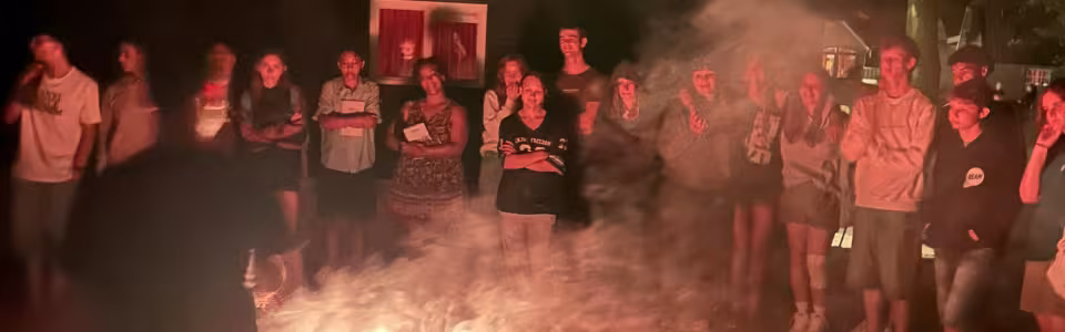Groot kampvuur met vlammen in het donker