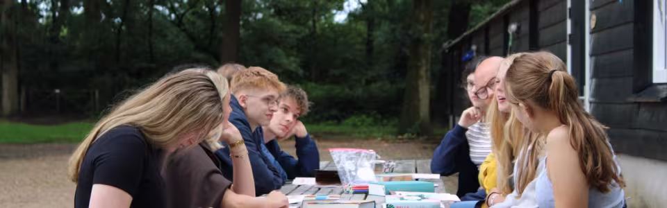 Deelnemers overleggen aan een picknicktafel
