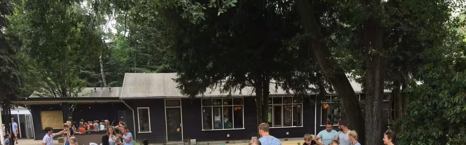 Deelnemers aan lange tafels op het terras