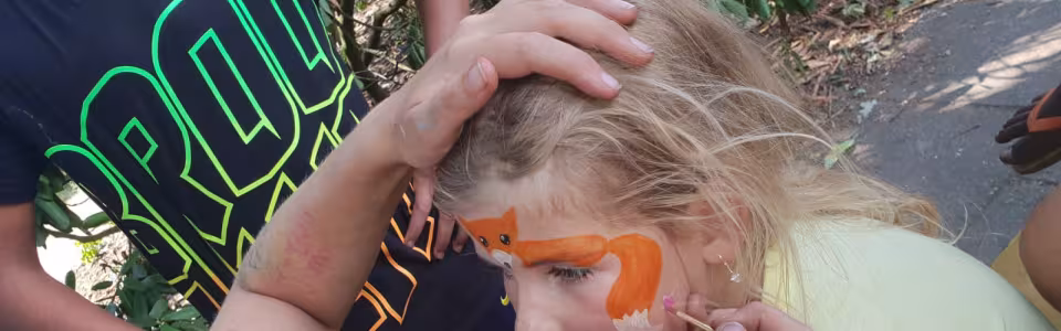 Deelnemer met een fluitje in de mond van dichtbij