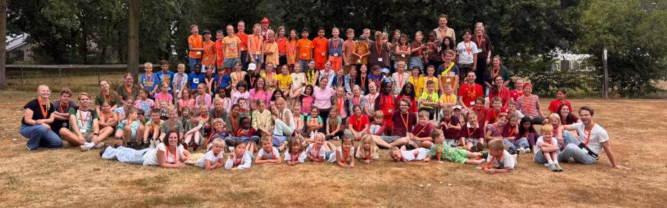 Grote groepsfoto van deelnemers na afloop van het kamp