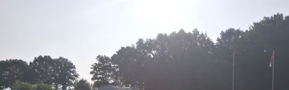 Deelnemers spelen een spel in het avondlicht