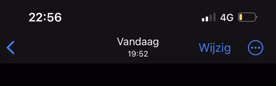 Foto van een spel op het grasveld in een telefoonscherm