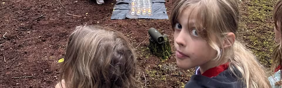 Deelnemers liggen op de grond tijdens een spel