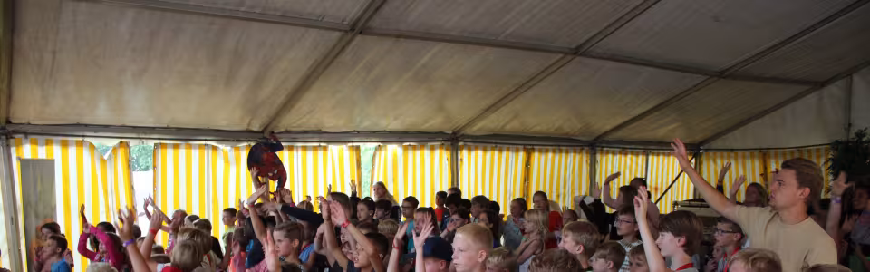 Volle overkapping met deelnemers die hun handen opsteken