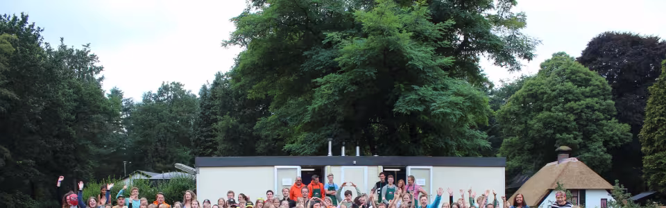 Grote groepsfoto van kinderkamp 2 op het grasveld
