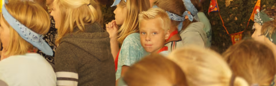 Deelnemers met feestmutsen tijdens een activiteit