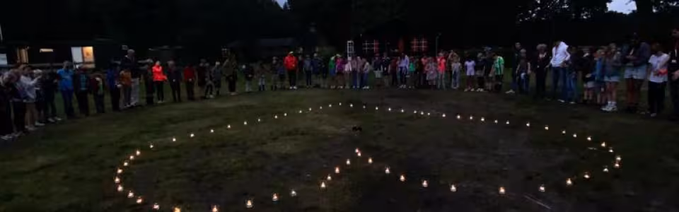 Lichtjes in een hartvorm op het donkere veld
