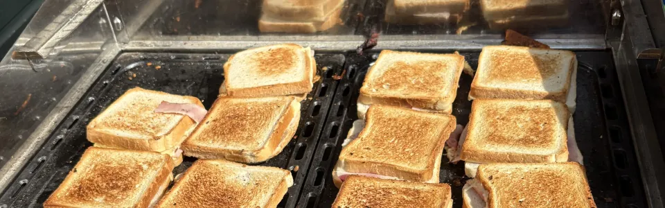 Tosti’s met ham en kaas bakken goudbruin op de grill