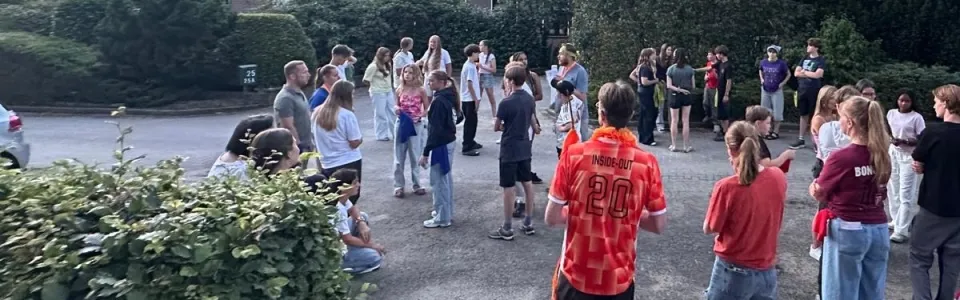 Deelnemers lopen over een pad