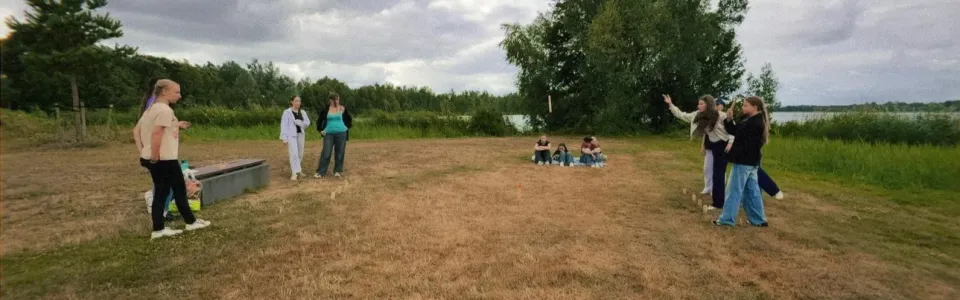 Tieners spelen samen een buitenspel op het kampeerterrein bij het meer