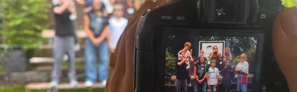 Deelnemers worden gefilmd met een camera