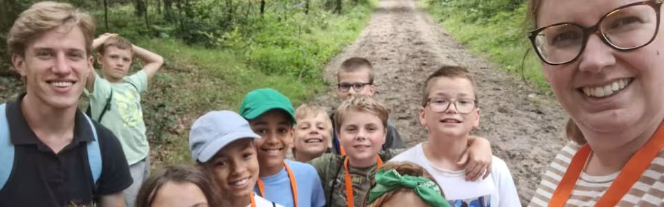 Deelnemers maken een selfie op een zandpad