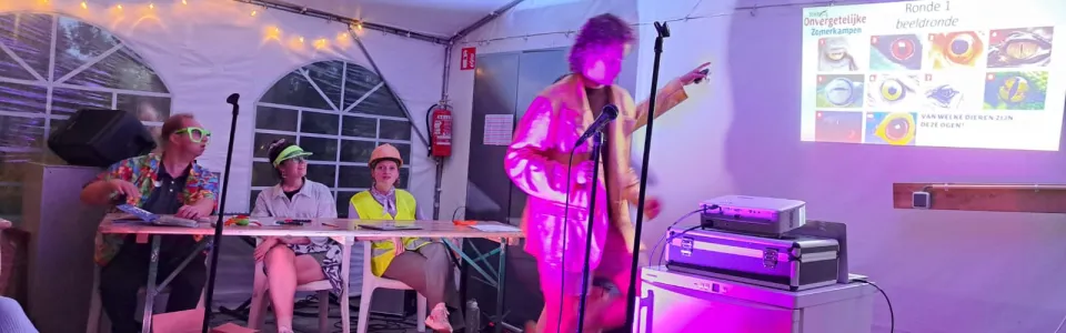 Muziekteam speelt in een tent met neonverlichting