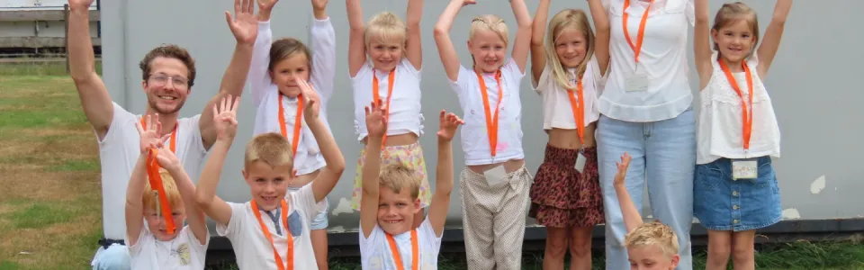 Deelnemers juichen op de groepsfoto