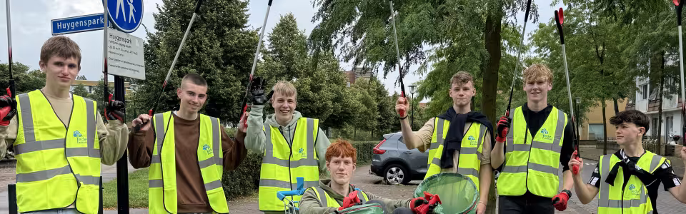 Deelnemers in veiligheidshesjes op een bospad