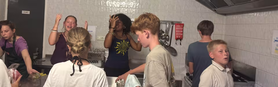 Deelnemers in de keuken tijdens een spel