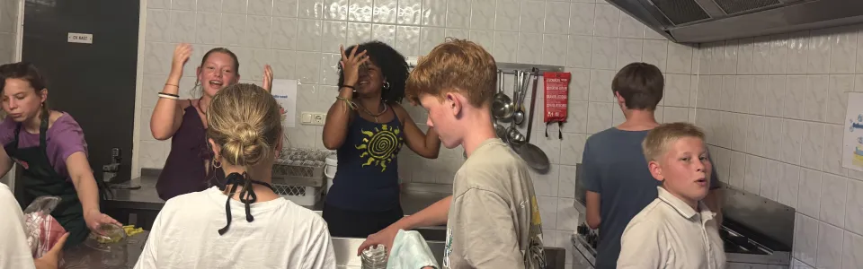 Deelnemers in de keuken tijdens een spel