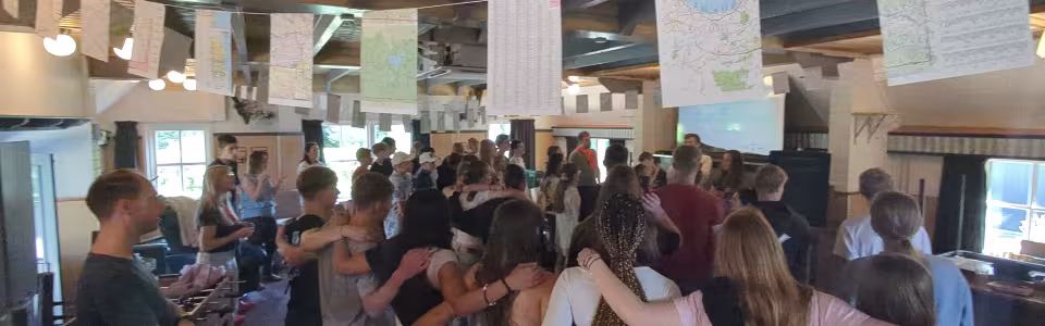 Deelnemers doen een spel in de zaal