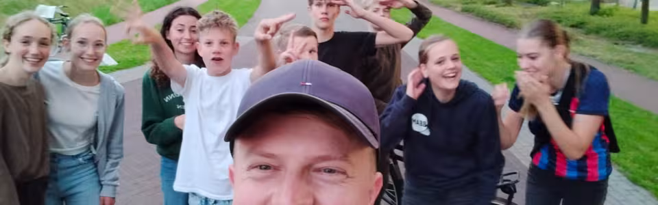 Tieners poseren vrolijk voor een groepsselfie tijdens tienerkamp2