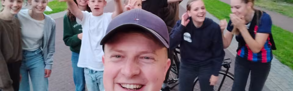 Tieners poseren vrolijk voor een groepsselfie tijdens tienerkamp2
