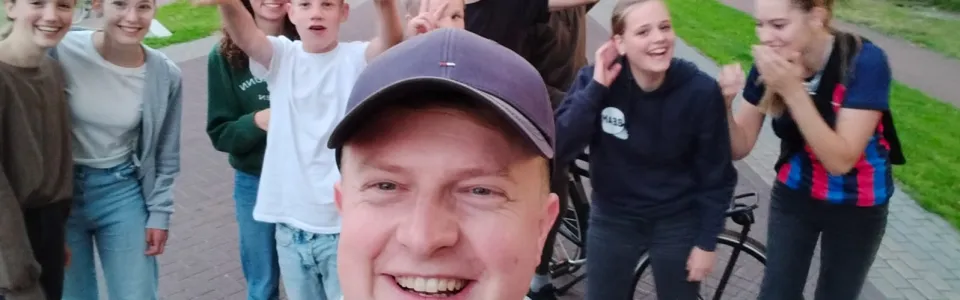 Tieners poseren vrolijk voor een groepsselfie tijdens tienerkamp2
