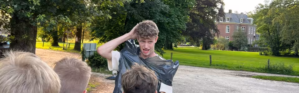 Deelnemer met een camera op het terrein