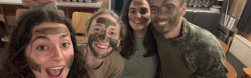 Kampleiding maakt een selfie in de keuken