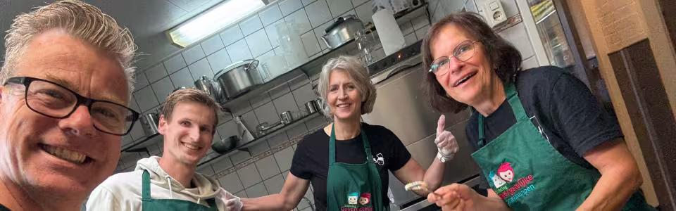 Keukenteam maakt broodjes klaar
