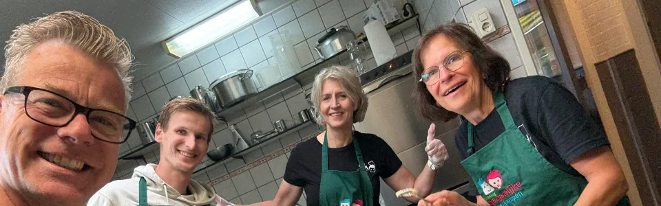 Keukenteam maakt broodjes klaar