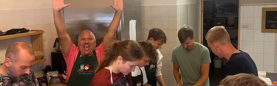 Deelnemers aan tafel tijdens het eten